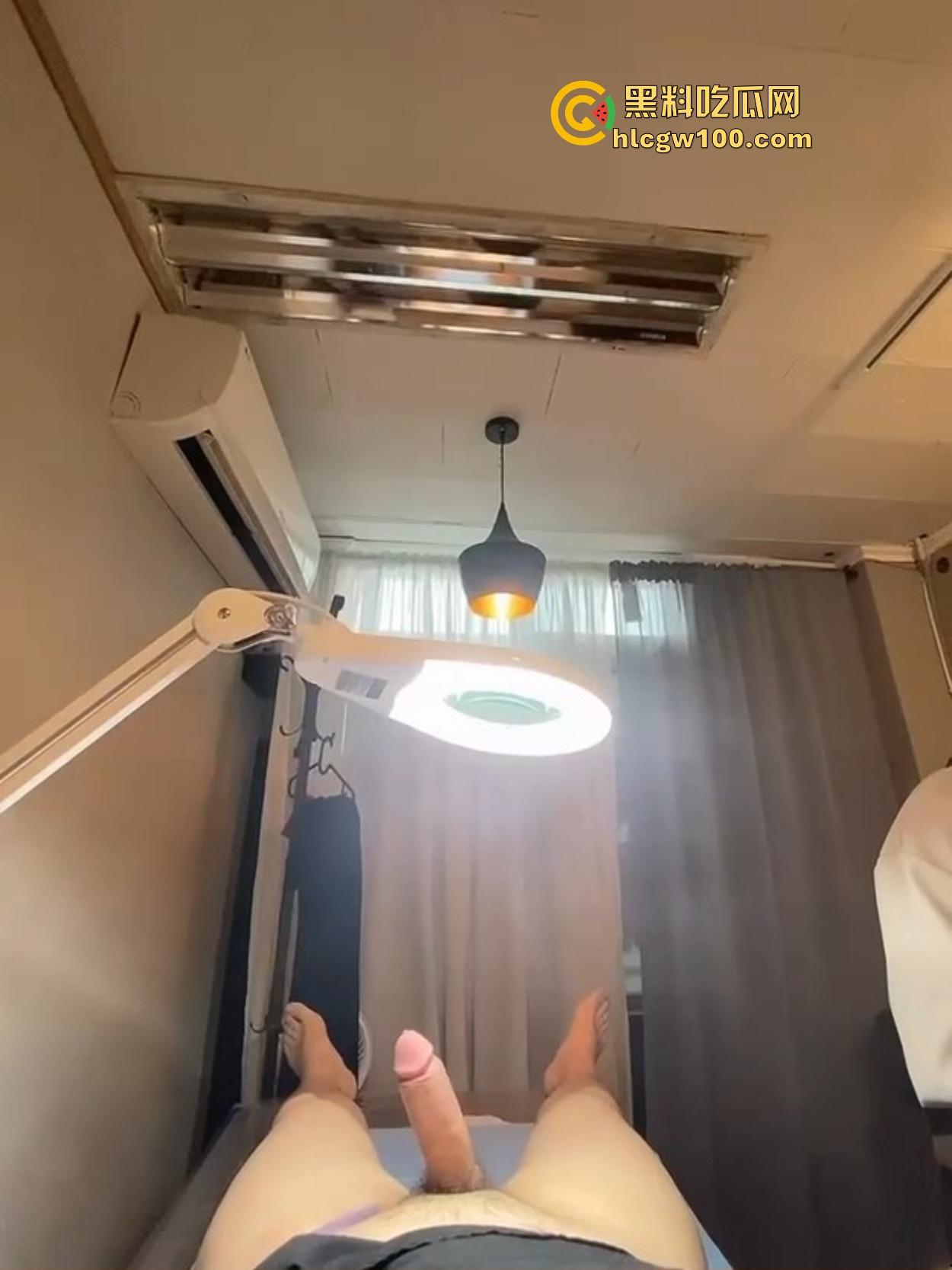 韩国美女护理师的无痛脱毛服务让人顶不住，脱毛膏没抹几下，鸡巴硬到小姐姐看懵陷入沉思，脱毛膏都快抹不稳了！-1