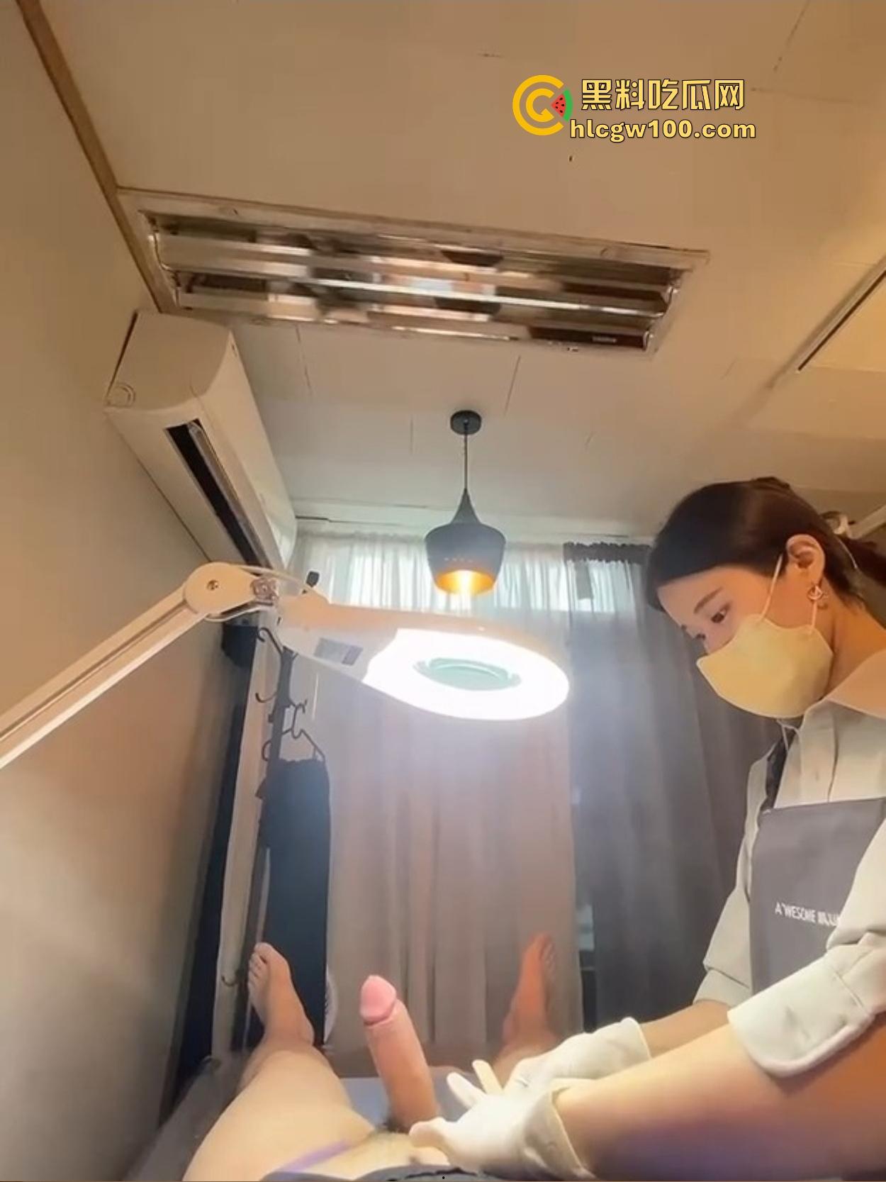 韩国美女护理师的无痛脱毛服务让人顶不住，脱毛膏没抹几下，鸡巴硬到小姐姐看懵陷入沉思，脱毛膏都快抹不稳了！-2