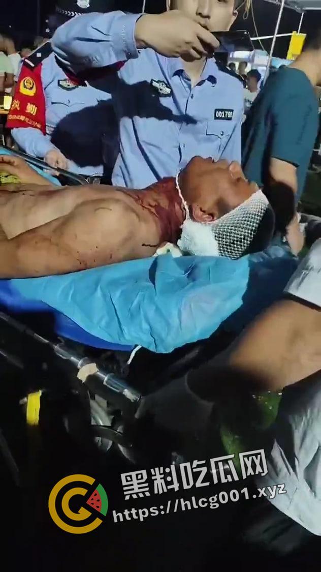 海南海口大致坡大陆人大战海南人  摸了本地人老婆地屁股 命就得留下 现场视频流出 真下死手-7