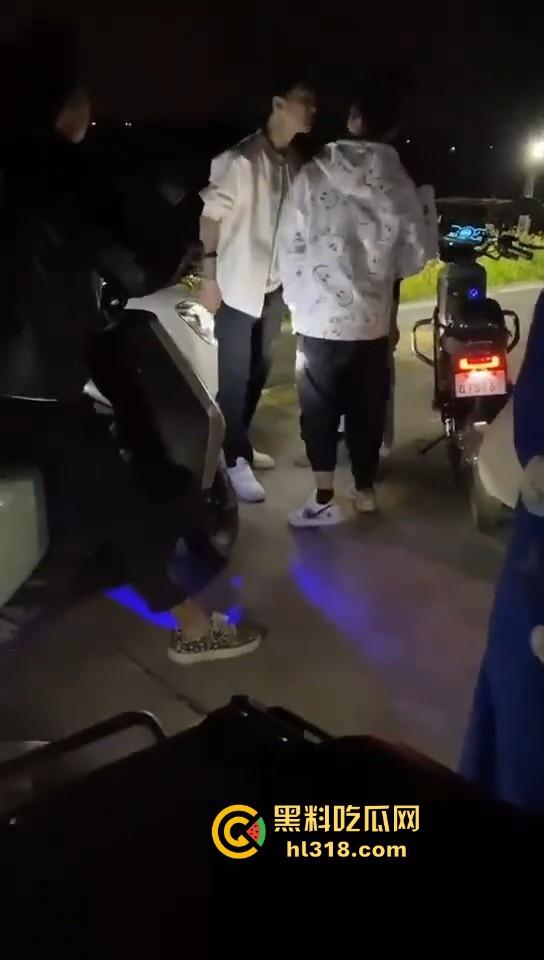 开个奔驰现在都这么牛批的吗？粤T精神小伙单挑鬼火少年，以为有大战，结果都是一群怂逼！-1