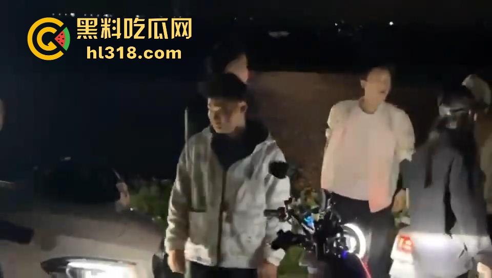 开个奔驰现在都这么牛批的吗？粤T精神小伙单挑鬼火少年，以为有大战，结果都是一群怂逼！-4