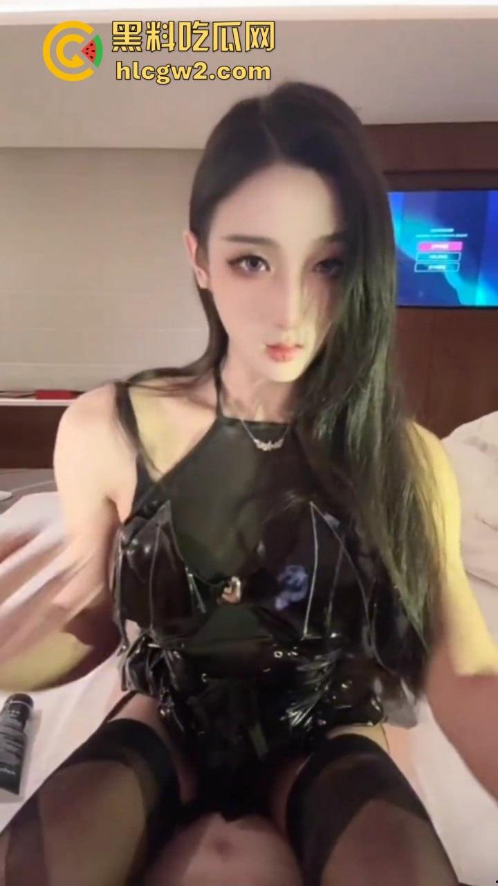 上海极品TS【潘雨辰】高挑火辣身材 绝美容颜加精湛口技 纤细美腿撩人骚动 比女人还会叫！慎入！-11