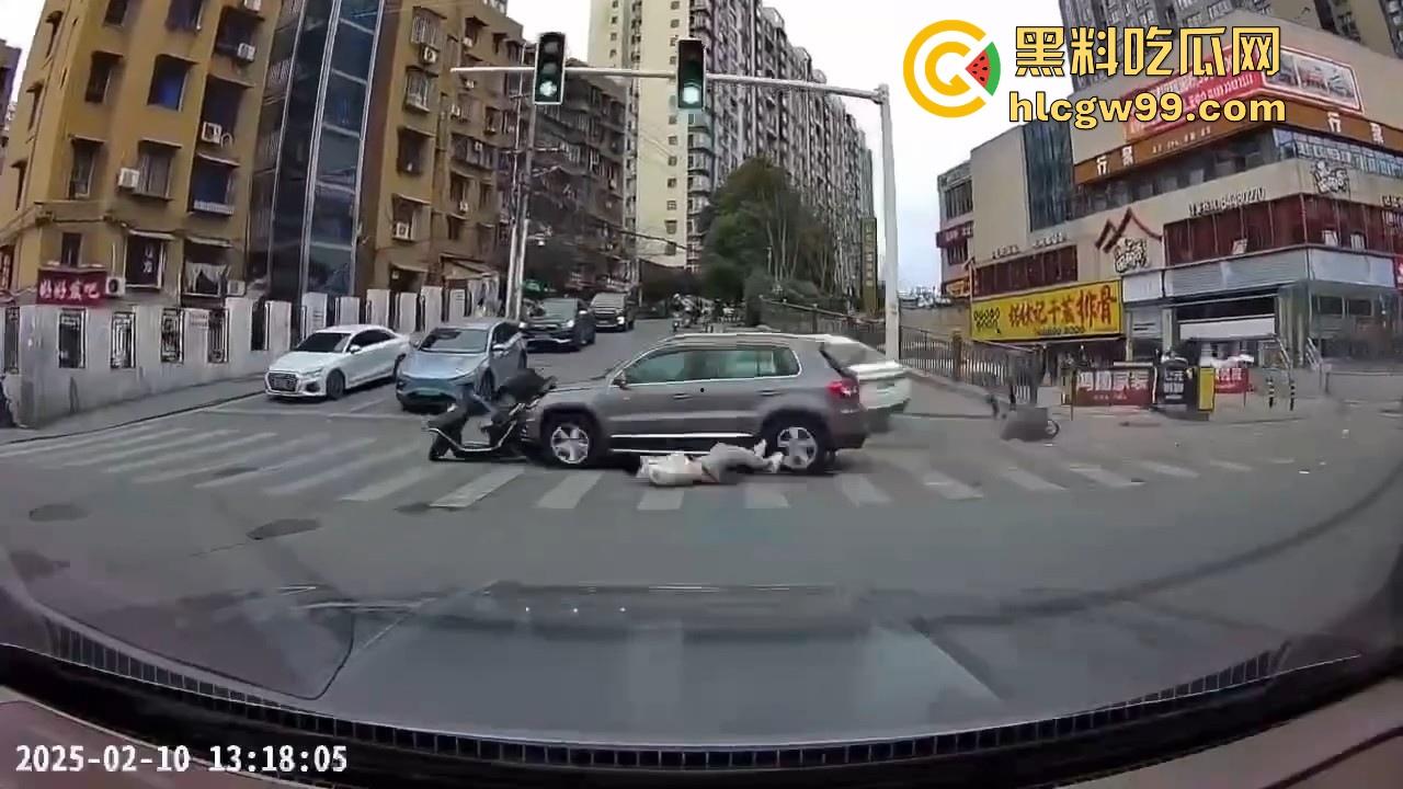 湖南长沙桂花公园地铁站一辆汽车突然闯红灯冲撞行人，人直接躺在地上不动了 头破血流，不会又是报复社会吧！-3