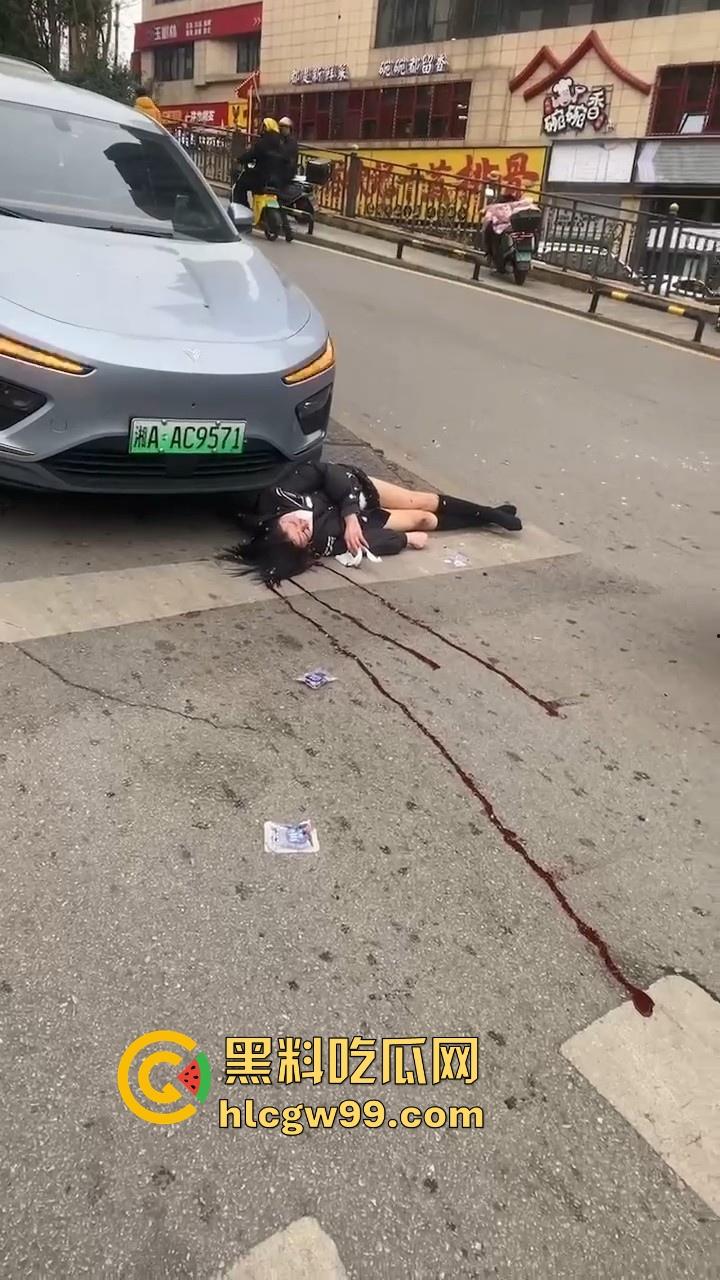 湖南长沙桂花公园地铁站一辆汽车突然闯红灯冲撞行人，人直接躺在地上不动了 头破血流，不会又是报复社会吧！-9