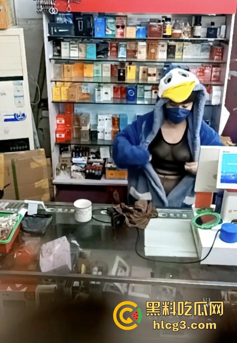 晚风吹人醒 风骚杂货店老板娘【肥姐】透明装诱惑男顾客勾引进小屋性爱啪啪！-3