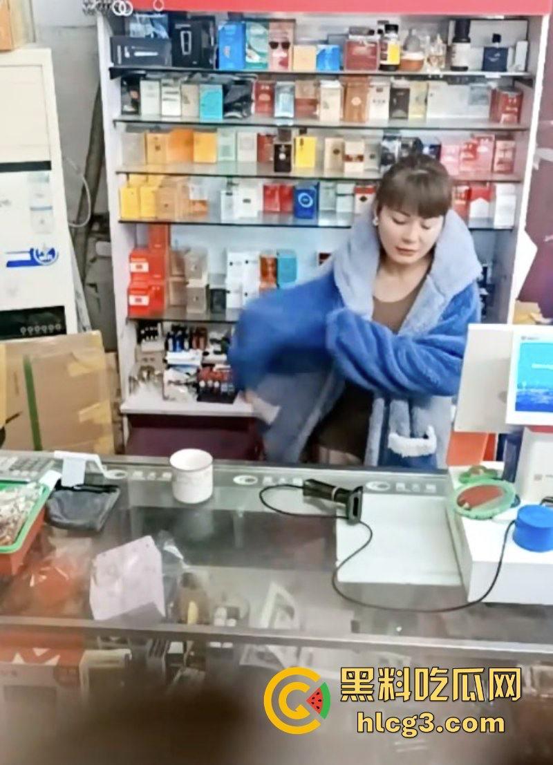 晚风吹人醒 风骚杂货店老板娘【肥姐】透明装诱惑男顾客勾引进小屋性爱啪啪！-8