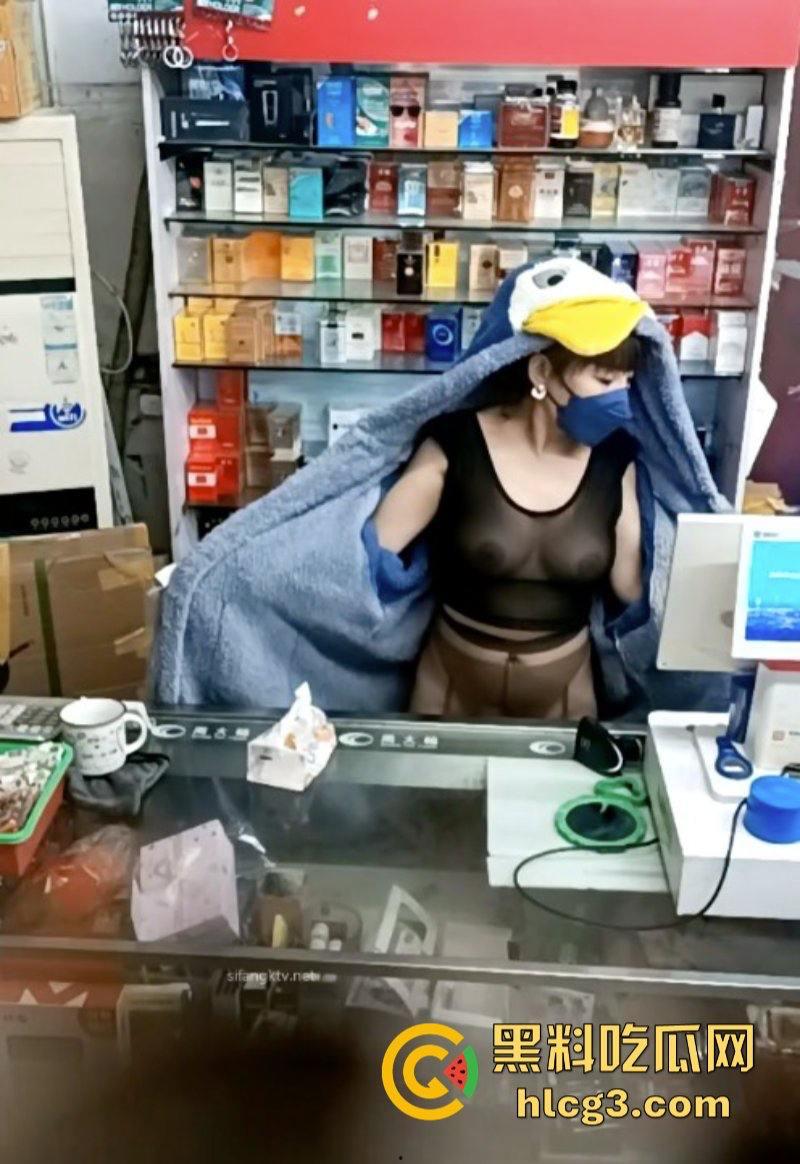 晚风吹人醒 风骚杂货店老板娘【肥姐】透明装诱惑男顾客勾引进小屋性爱啪啪！-12
