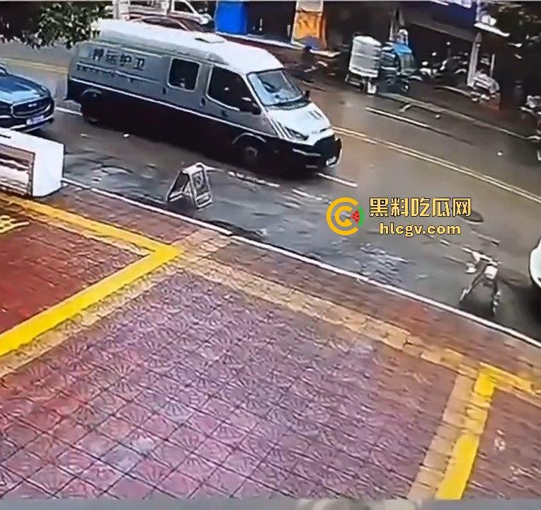 运钞车倒车时竟把自己人压到车底，万幸无大碍！-2