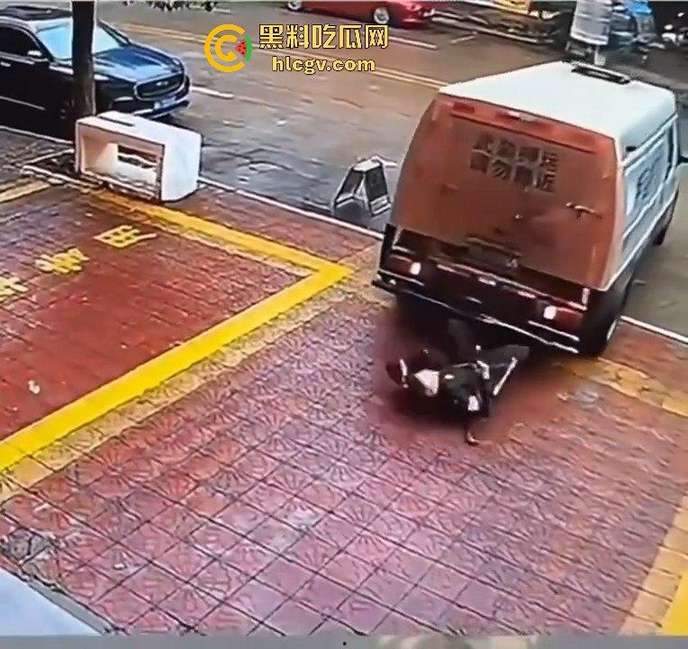 运钞车倒车时竟把自己人压到车底，万幸无大碍！-3