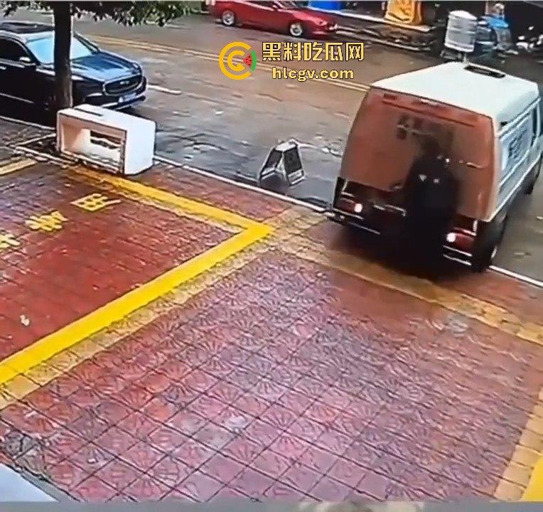 运钞车倒车时竟把自己人压到车底，万幸无大碍！-9