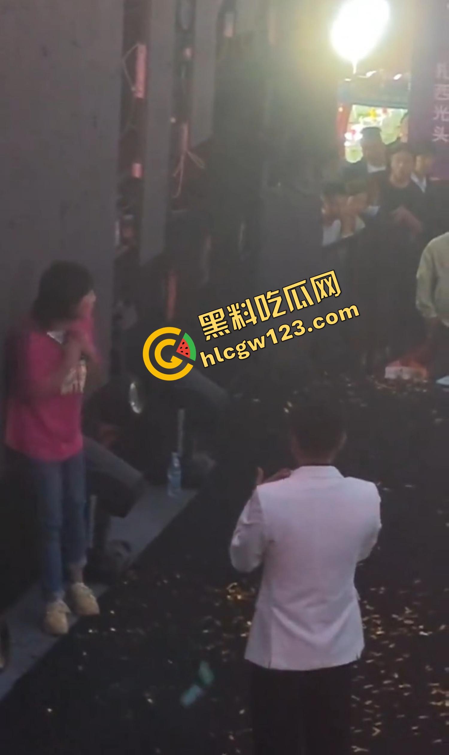 云南昆明网红活动一女子当场拿菜刀架脖子，围观上千人，全程直播，警察五人冲刺夺刀才救下！-4