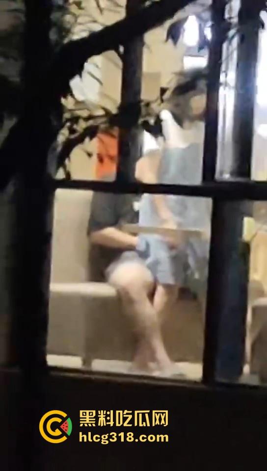 海南大学情侣在食堂做爱偷拍曝光！眼镜学妹当众掀裙骑乘男友，极其反差大胆!-2