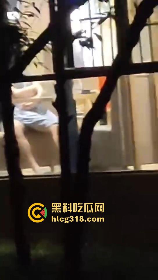 海南大学情侣在食堂做爱偷拍曝光！眼镜学妹当众掀裙骑乘男友，极其反差大胆!-5