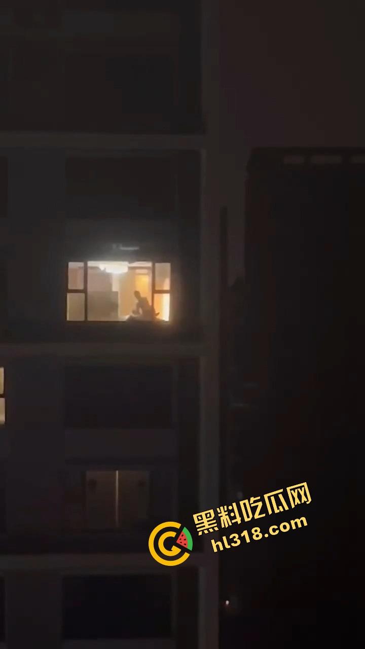 夜深人静窗前爆操不拉窗帘，灯火通明全楼观影，隔壁妹子都看傻了，就喜欢你们这种不避嫌的刺激感！-11