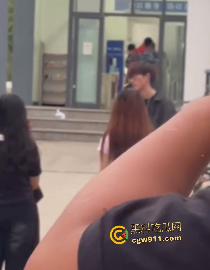 安徽新华学院渣男脚踏两条船，惨遭原配小三联手暴打！谁知渣男还反打女人，围观群众怒吼“渣男去死”！-1