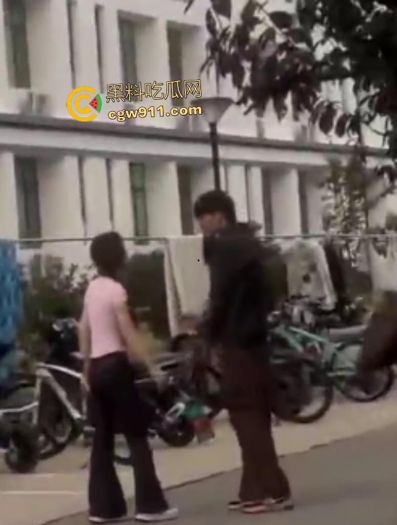 安徽新华学院渣男脚踏两条船，惨遭原配小三联手暴打！谁知渣男还反打女人，围观群众怒吼“渣男去死”！-2