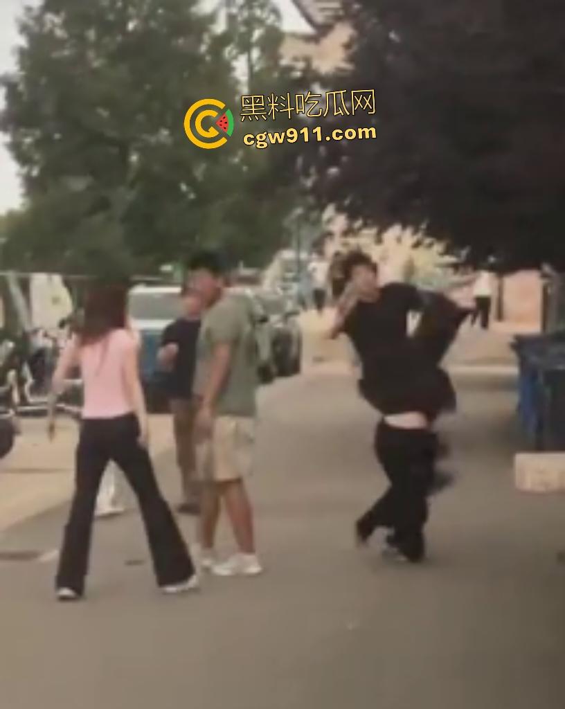 安徽新华学院渣男脚踏两条船，惨遭原配小三联手暴打！谁知渣男还反打女人，围观群众怒吼“渣男去死”！-7