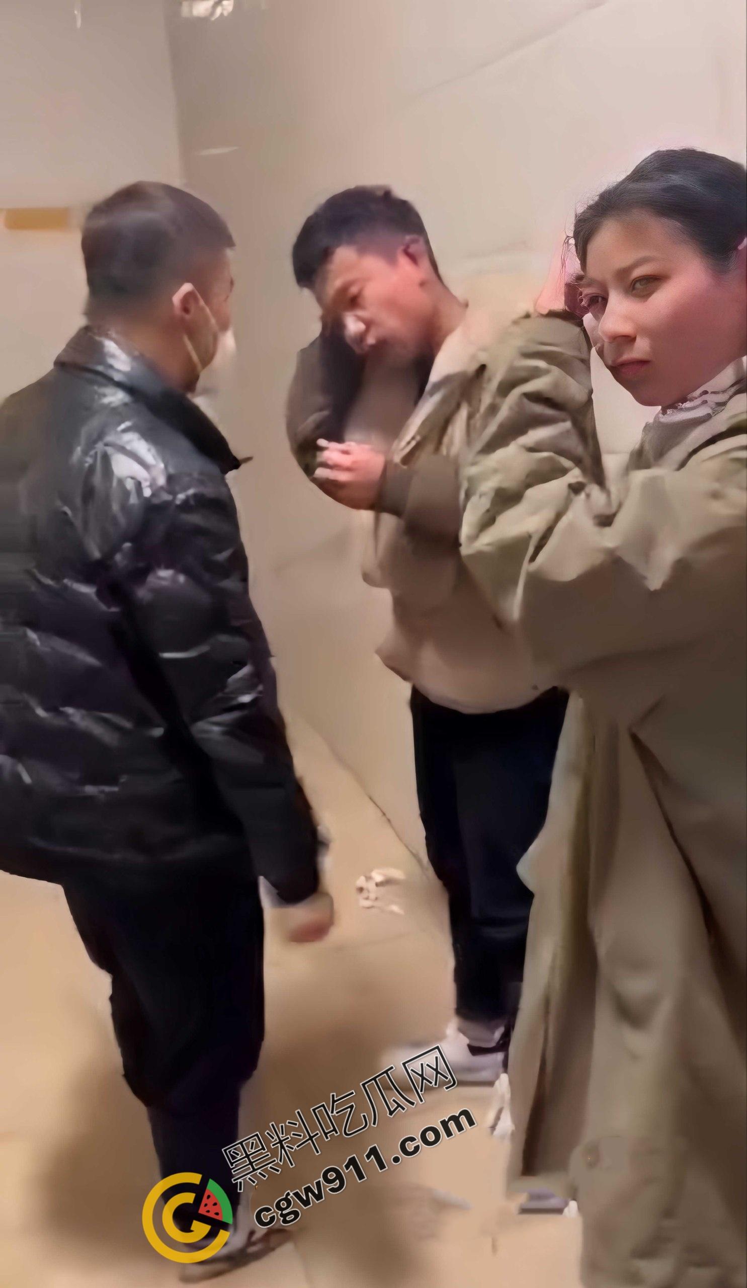 丈夫公厕怒抓出轨妻子： 奸夫被暴揍头破血流，妻子惊慌失措，网友纷纷点赞“真男子汉”-2