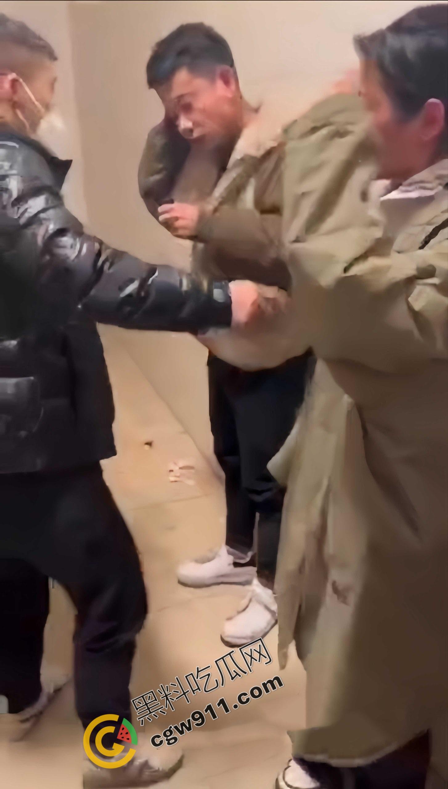 丈夫公厕怒抓出轨妻子： 奸夫被暴揍头破血流，妻子惊慌失措，网友纷纷点赞“真男子汉”-6