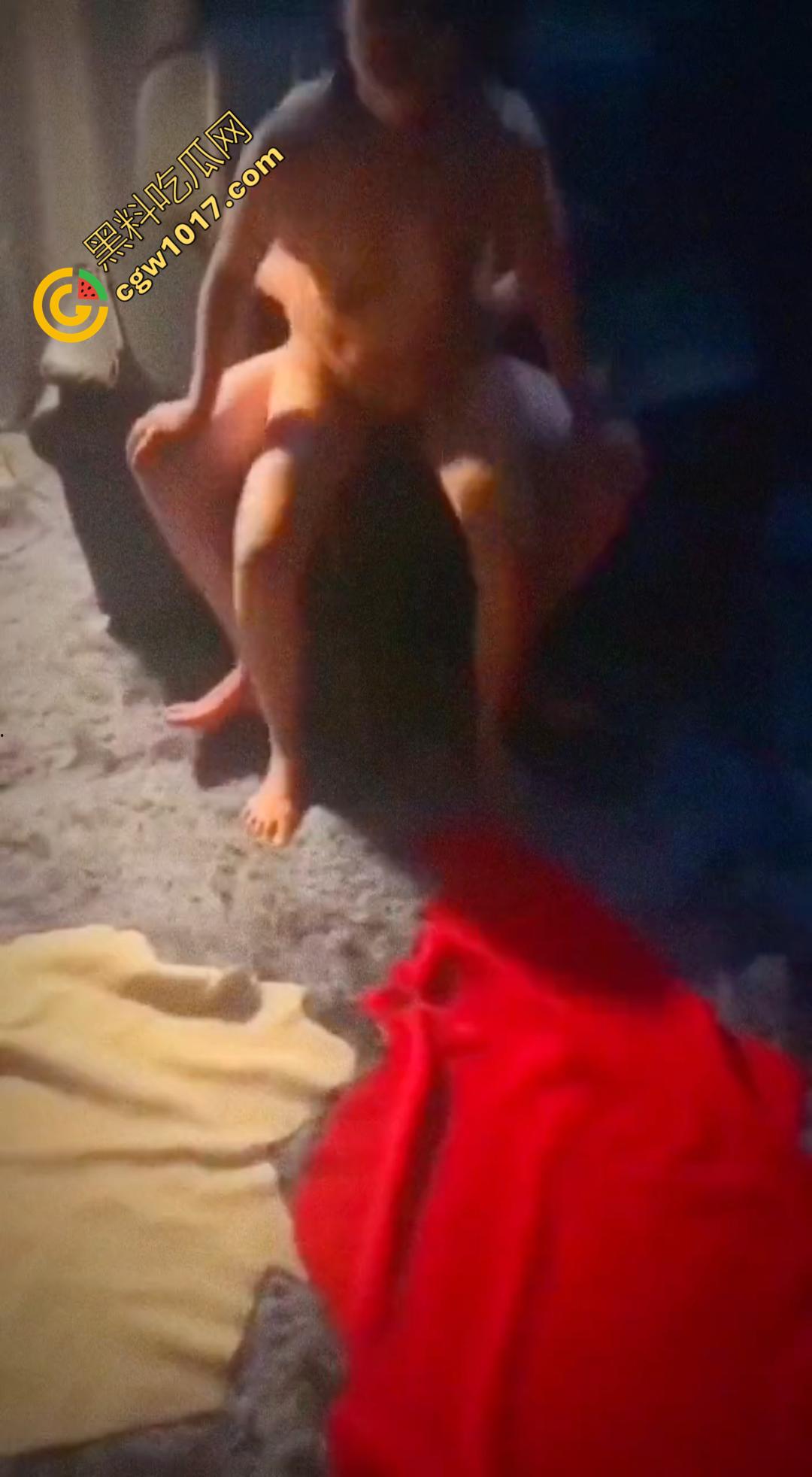 绿奴献妻跟俩东北大汉群P调教！骚母狗自己骑乘全自动榨精！全程女的都用东北话淫叫，虽然有些出戏但更刺激！-6