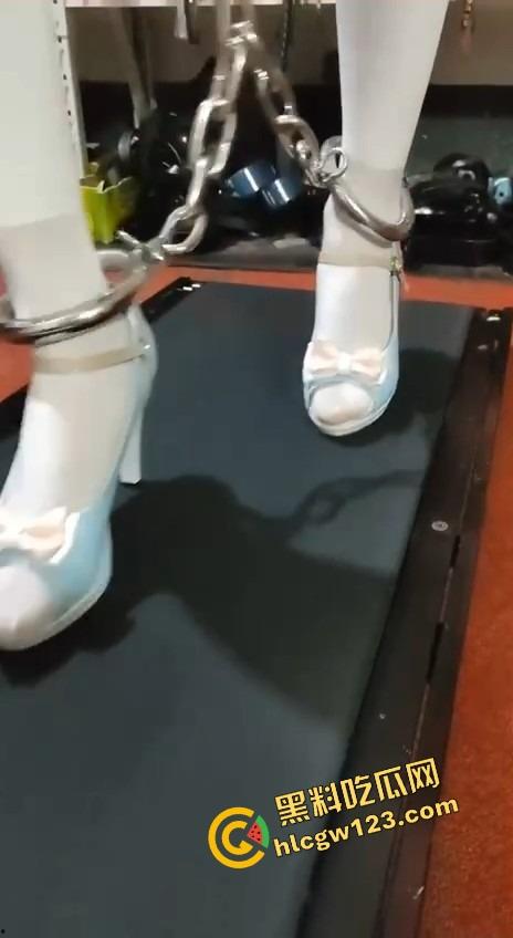 又一个女朋友被玩疯，全头罩调教成铁甲小宝，口鼻被封逼口被塞，这种重度变态玩法到底什么路数？-9