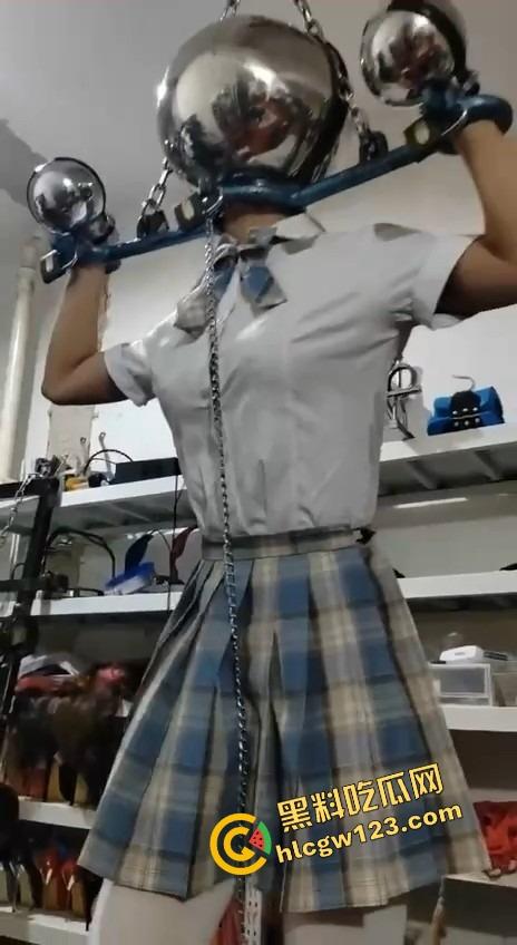又一个女朋友被玩疯，全头罩调教成铁甲小宝，口鼻被封逼口被塞，这种重度变态玩法到底什么路数？-11