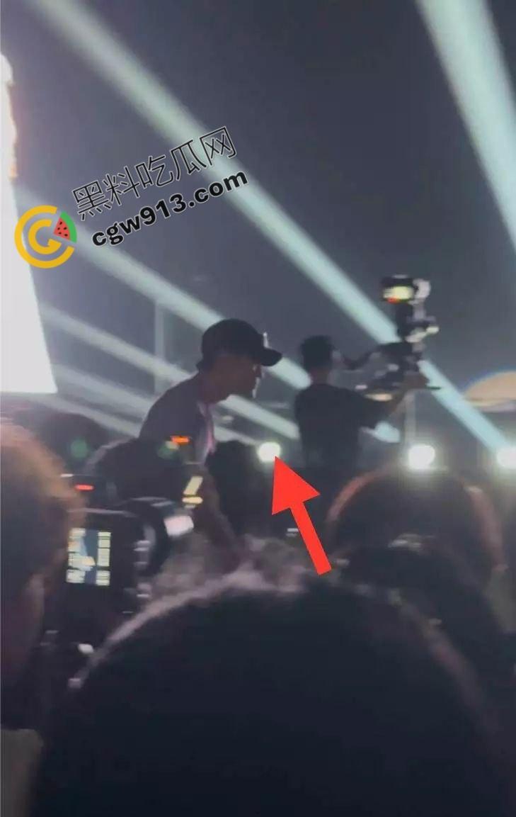 香港顶流巨星邓紫棋情海再掀波澜！现男友魏骏杰出轨女歌手林芊莹，两人偷情视频曝光引发全网热议-7