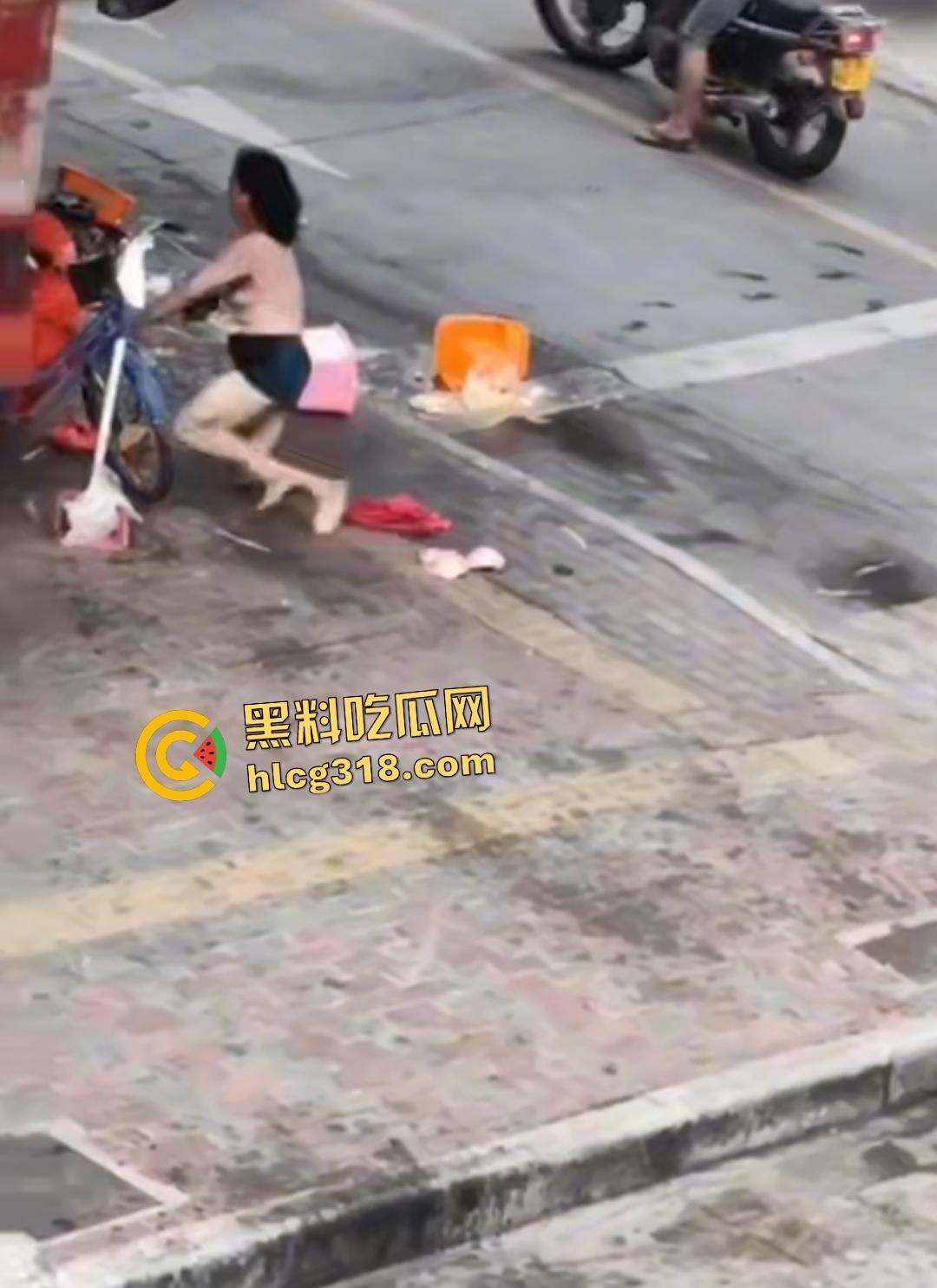 熟女被光头佬老板小鲜肉抛弃街头裸奔，精神崩溃露逼狂奔还给秃头打广告！-1