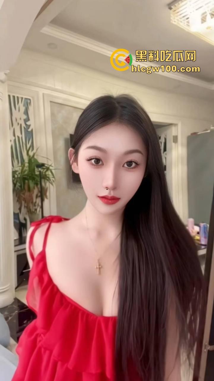 富哥希尔顿酒店大战三骚货 一个鸡巴三张嘴抢着舔 抢不到的母狗直接趴地舔脚 服务拉满谁看了不酸？-2