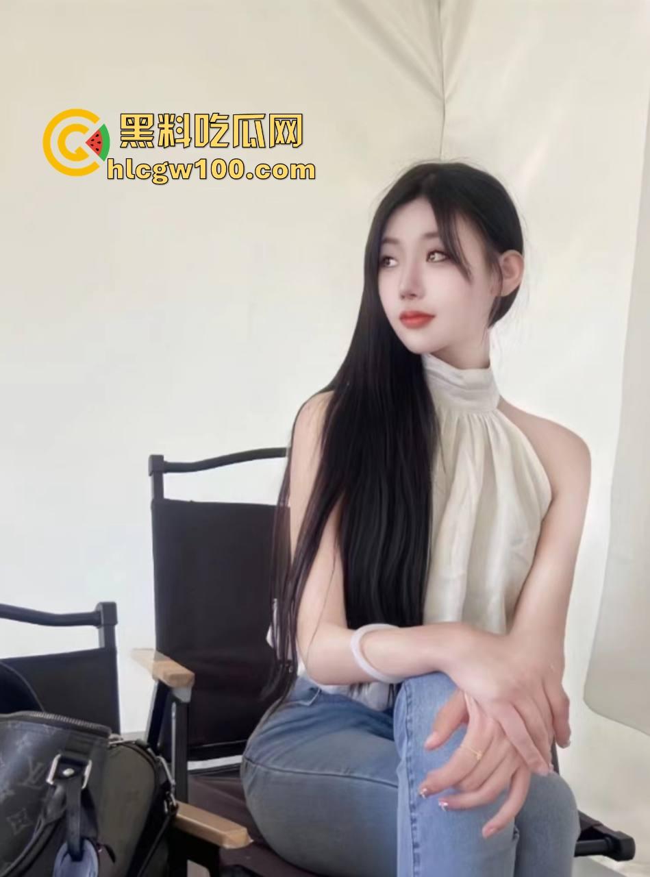 富哥希尔顿酒店大战三骚货 一个鸡巴三张嘴抢着舔 抢不到的母狗直接趴地舔脚 服务拉满谁看了不酸？-3