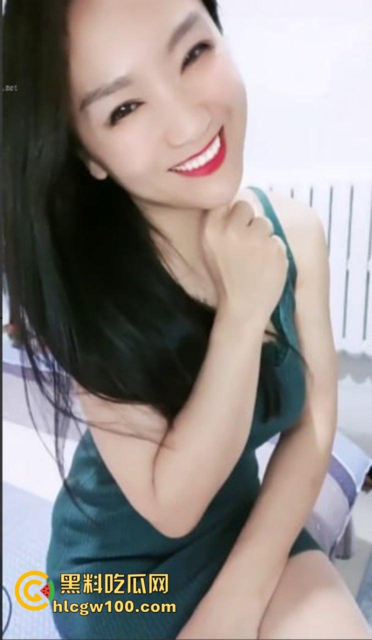 抖音3.6w粉丝单亲妈妈【林三妹】为了赚钱养孩子 直播自慰开双洞 极限抠逼求金主垂怜！-2