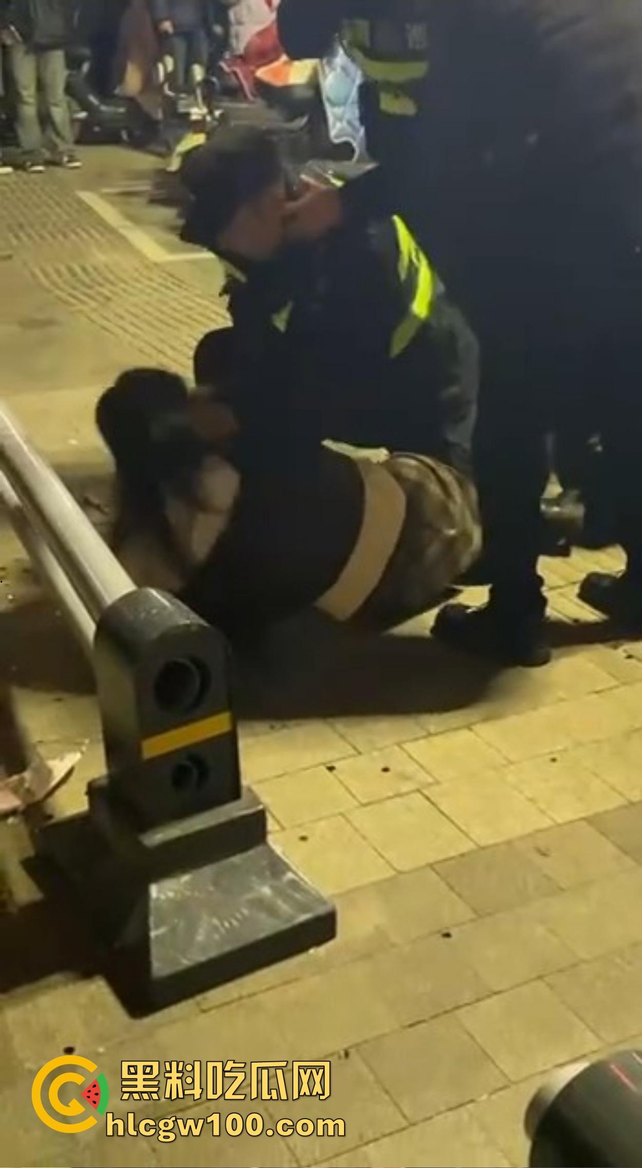 渭南吾悦广场上演新年第一刀 女子发现老公跨年聊骚 当街怒拿水果刀三刀见血 警察赶到直接按翻在地！-7