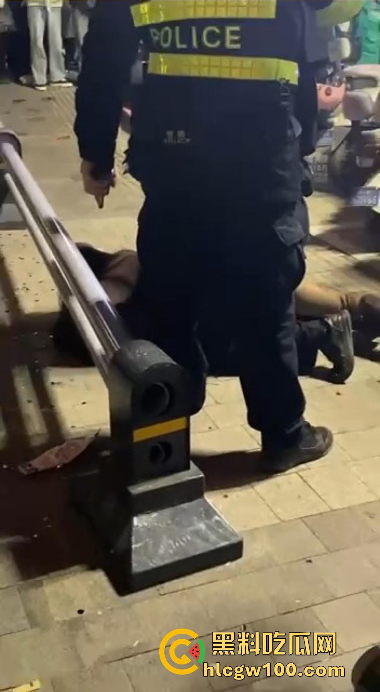 渭南吾悦广场上演新年第一刀 女子发现老公跨年聊骚 当街怒拿水果刀三刀见血 警察赶到直接按翻在地！-9