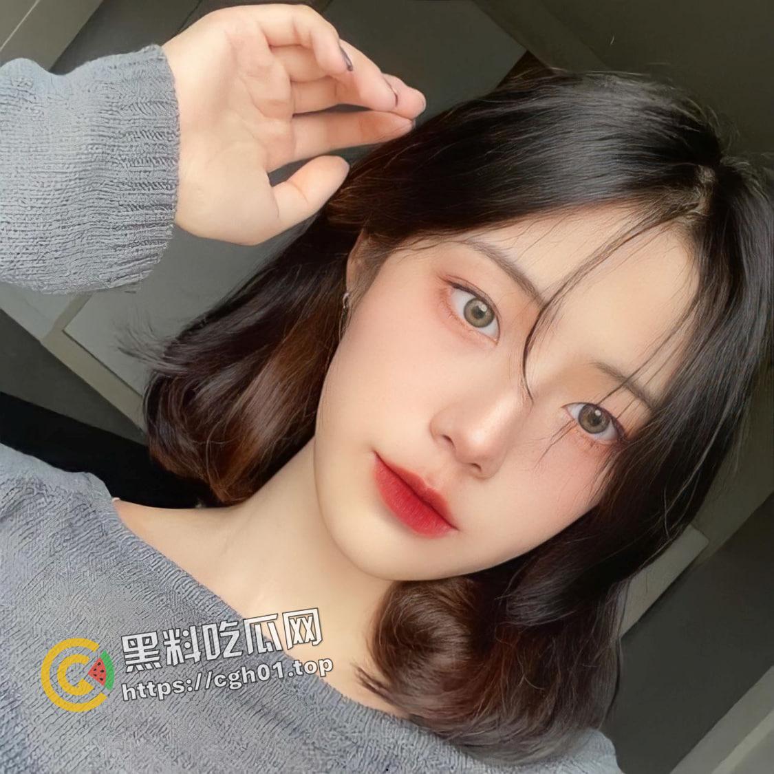 台湾台北大学生 教科书级别反差婊  御姐脸的人性飞机杯 自慰都能水多的溢出来-19