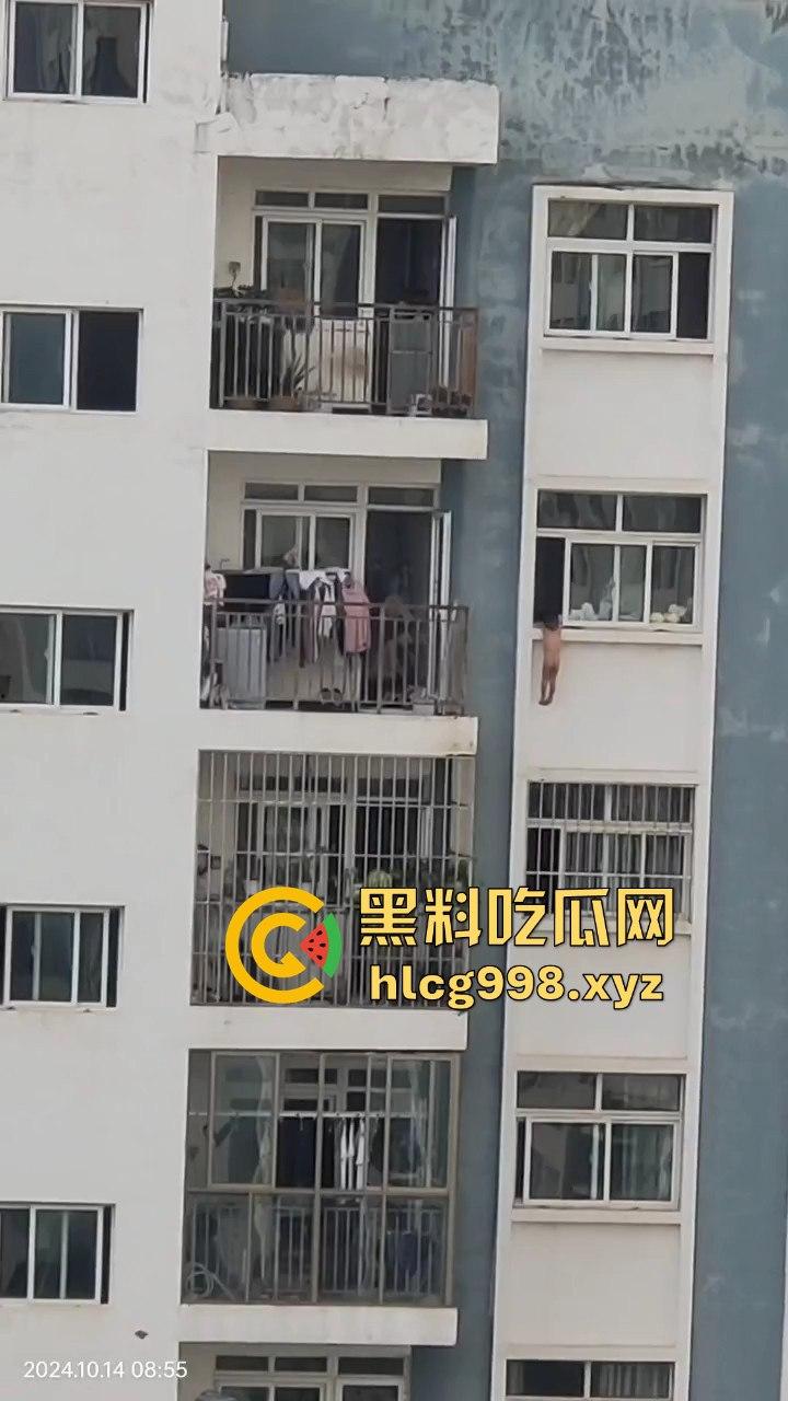 云南熊孩子坠窗命悬一线，吓得围观群众腿软，物业大哥成全场英雄！-9