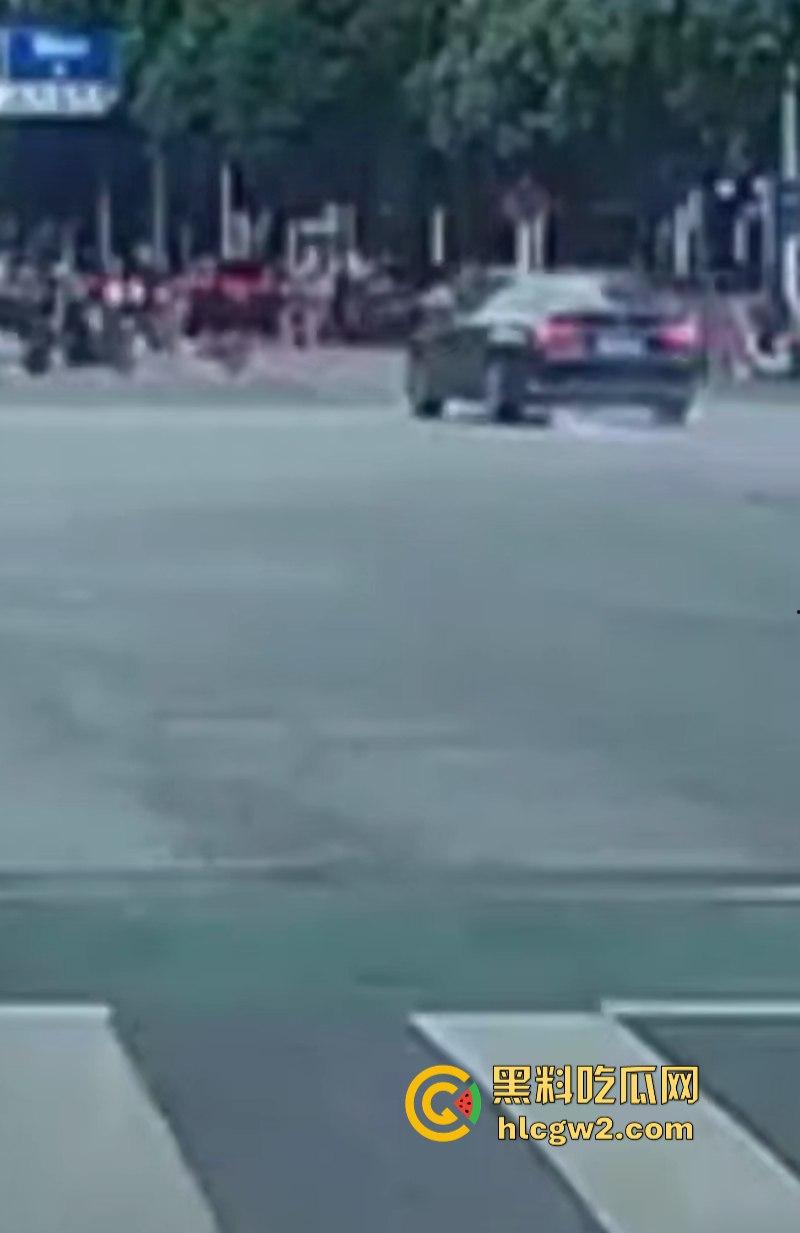 想死拉个垫背的？ 广东佛山禅城一男子驾车无视红灯撞死路人 现场碾人视频流出-6