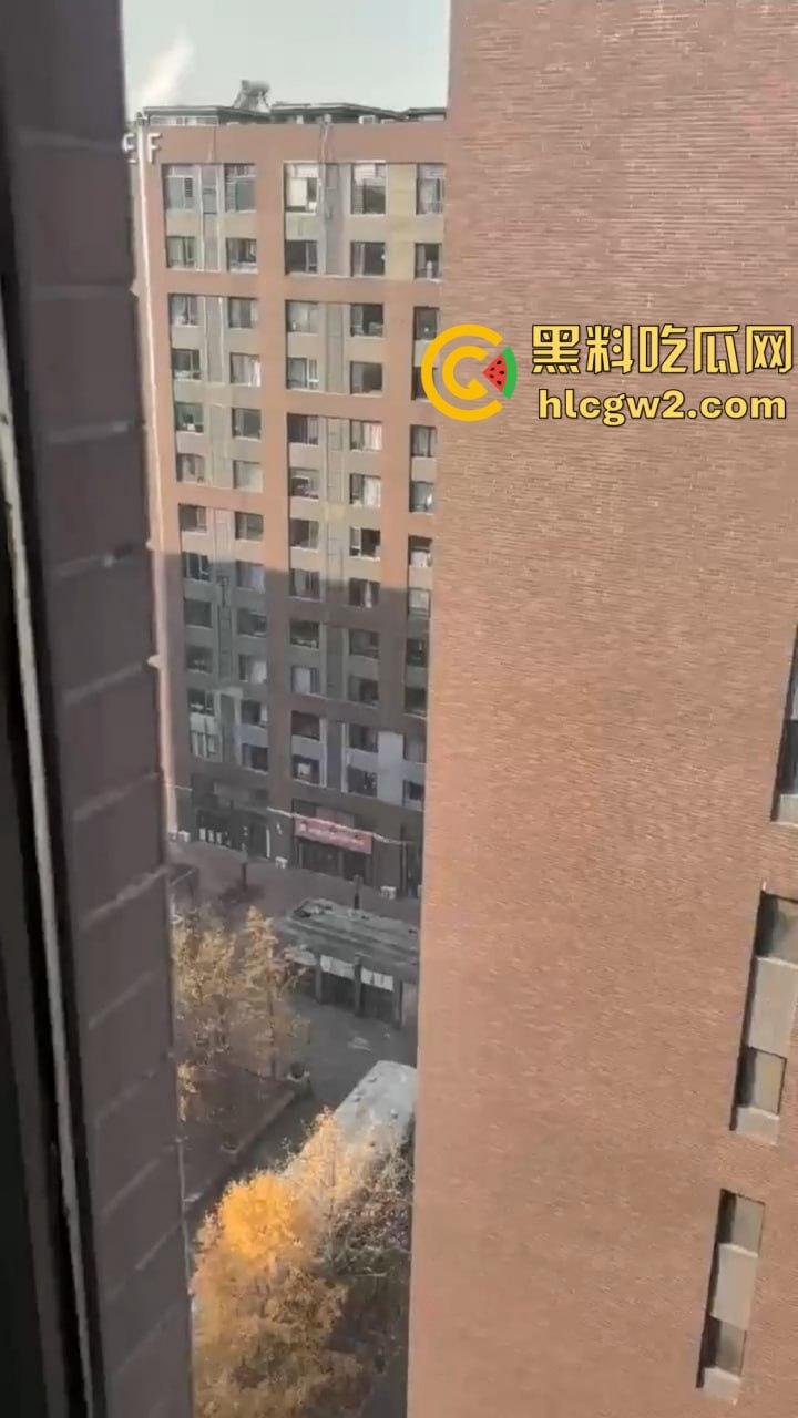 隔壁楼男子窗户边吊打女子调教 小皮鞭啪啪作响还疯狂RUA胸  奶子都反光了这拍视频的哥们真是个神！-6