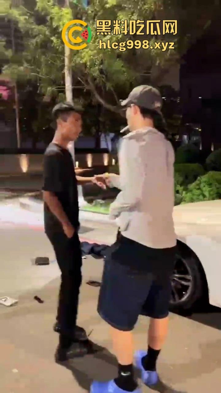 弯弯疯子哥理发店撒泼耍浑还扬言砍人 警察一来装娘炮 咋还有两副面孔呢？-2