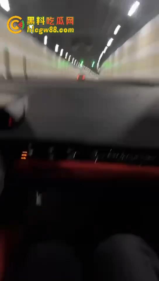 上海装逼狗租小牛隧道飙车炸场，下雨天装逼被雷劈爽翻天，谁瞅他不笑死这傻屌！-3