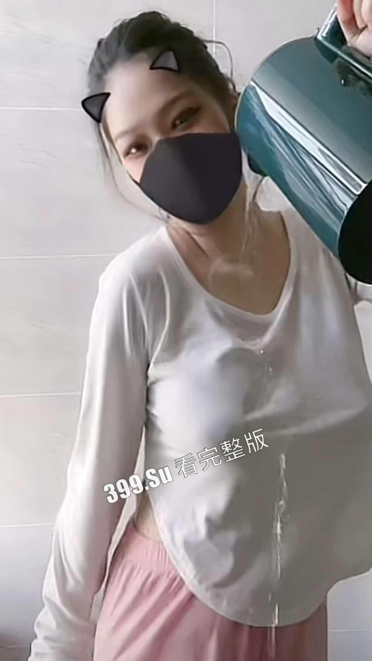 抖音 妍妍不爱吃盐 擦边主播才播前湿身福利 真空拍作品实力宠粉-7