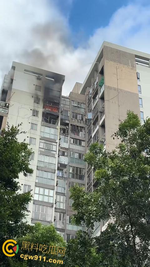 深圳观湖招商观园高楼着火，火势从十六楼窗户喷涌，消防员救出被困小伙，整栋楼被烧的面目全非！-3