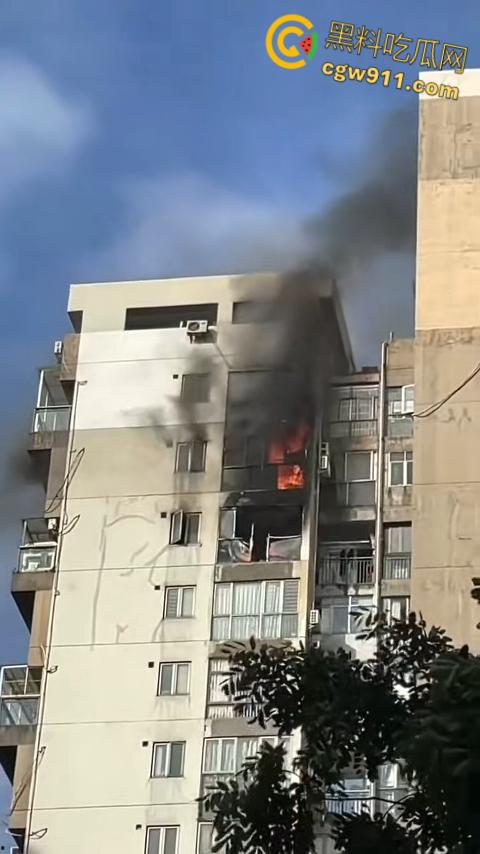 深圳观湖招商观园高楼着火，火势从十六楼窗户喷涌，消防员救出被困小伙，整栋楼被烧的面目全非！-6