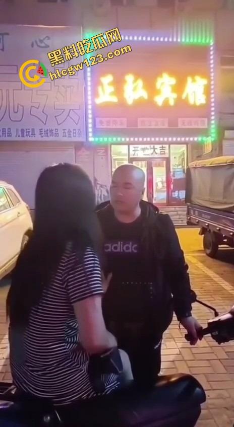 辽宁软饭男真实上演软饭硬吃，足浴店下班接人，老婆被操到下面疼，他还劝她继续干一年！-8