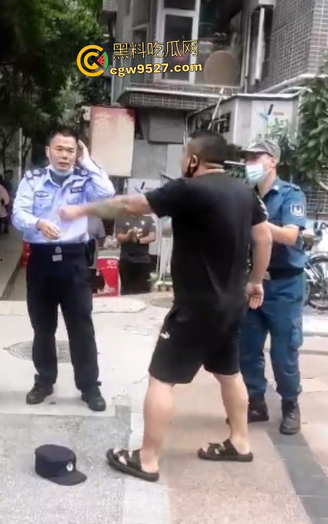 广州猛男怒打交警！因不满罚单当街狂扇头，警帽直接飞天，老婆在一旁看戏，看来这是想老公进去？-4