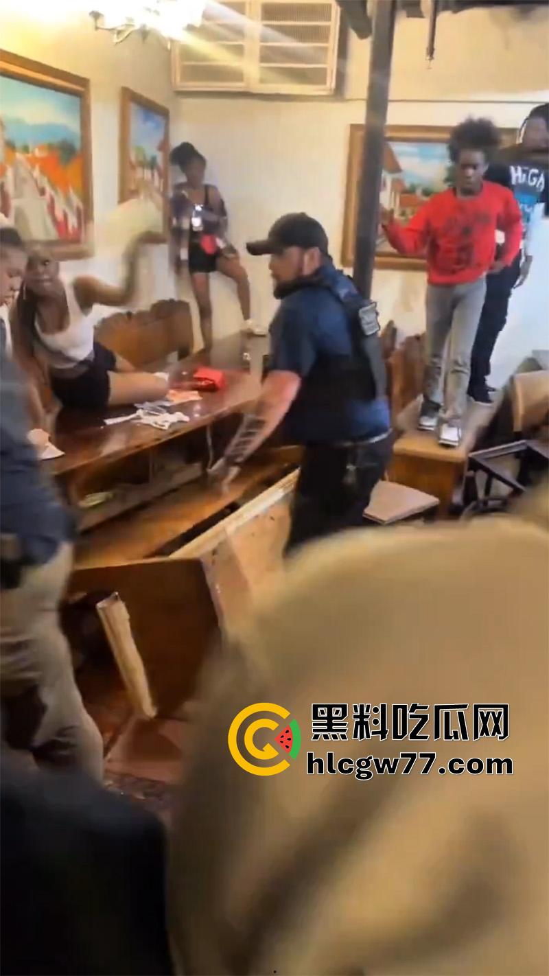 国外男子暴打女权，女权团体聚餐闹事，竟将其妻子拉入其中洗脑，大哥单枪匹马大战100女拳！-2