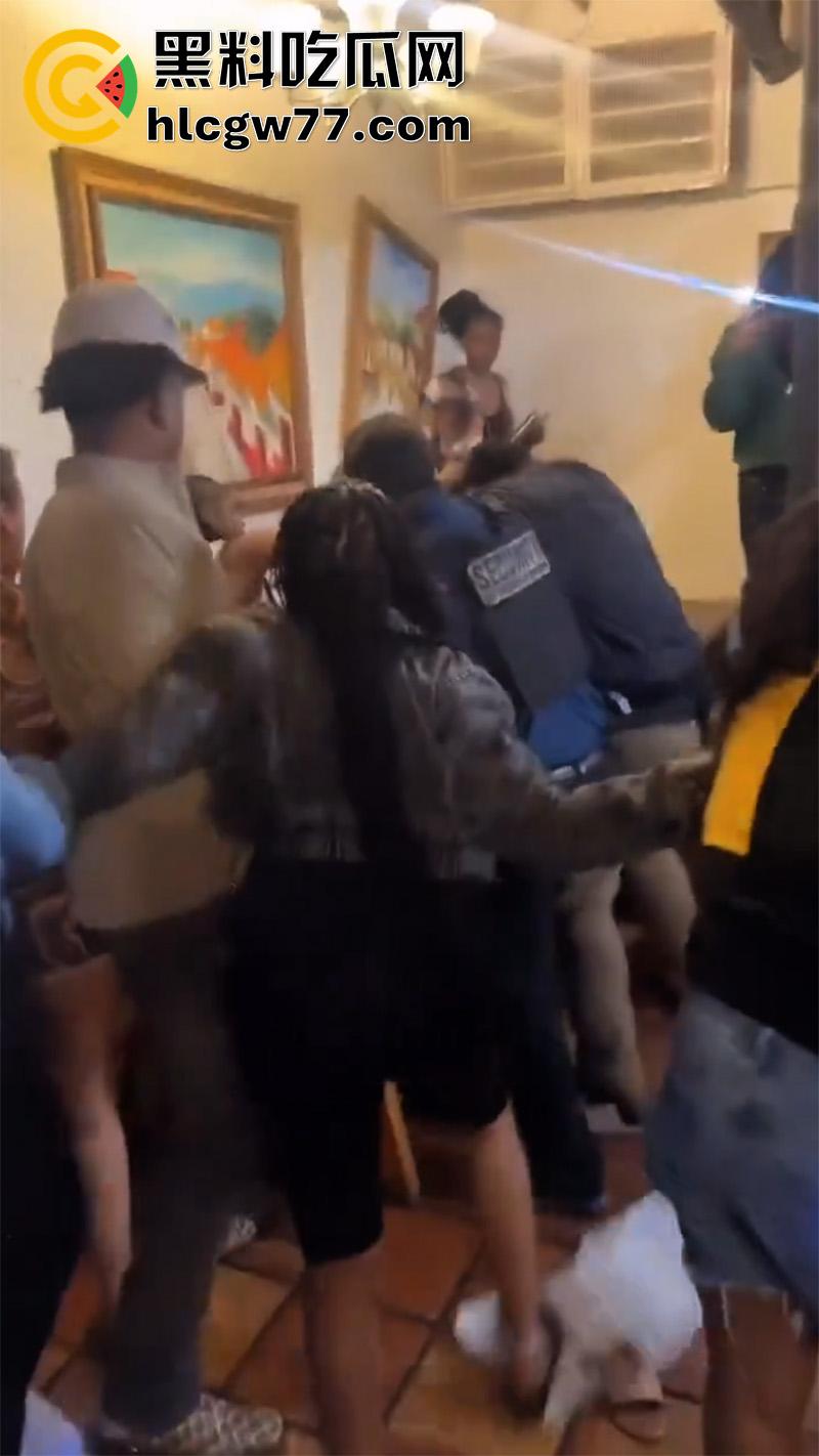 国外男子暴打女权，女权团体聚餐闹事，竟将其妻子拉入其中洗脑，大哥单枪匹马大战100女拳！-3