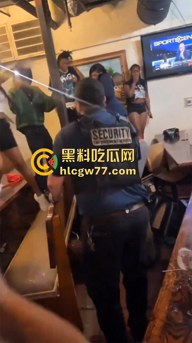 国外男子暴打女权，女权团体聚餐闹事，竟将其妻子拉入其中洗脑，大哥单枪匹马大战100女拳！-4