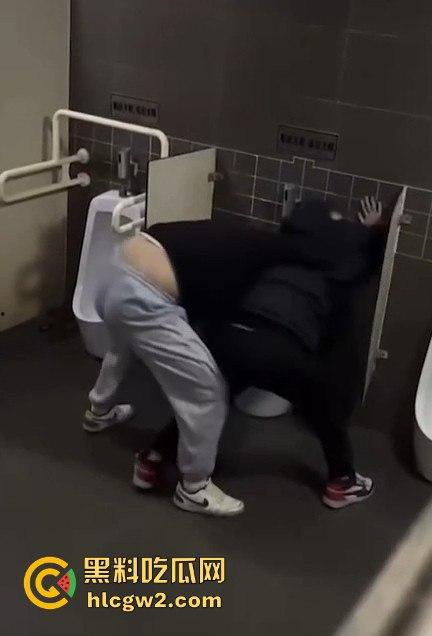 公共厕所两个小伙打架闹到蹲坑 旁边眼镜哥直接被打懵 场面尴尬又搞笑！-3
