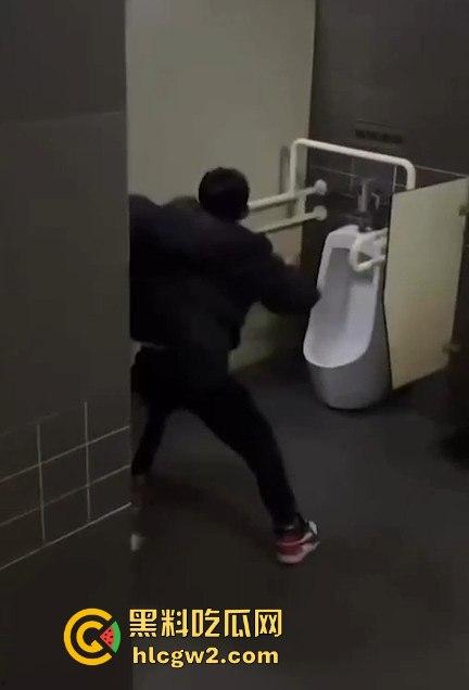 公共厕所两个小伙打架闹到蹲坑 旁边眼镜哥直接被打懵 场面尴尬又搞笑！-7
