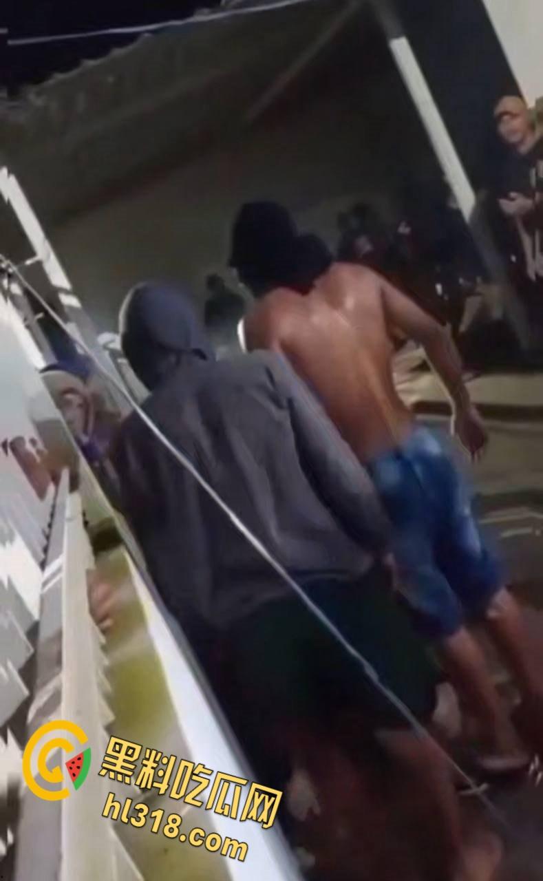 巴西亚马逊州托南廷斯，民众闯入警察局，将一名杀害自己妻子，并打伤继女的男子活活烧死 ！-1